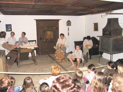 Strickerfamilie in der Bauernstube